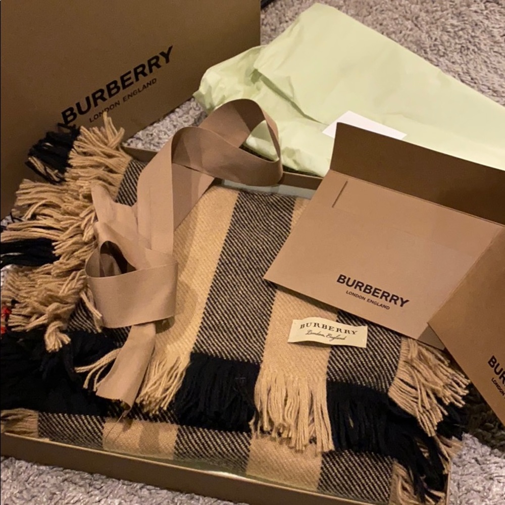 New in Box W/O tags Burberry HalfMega Fringe Scarf